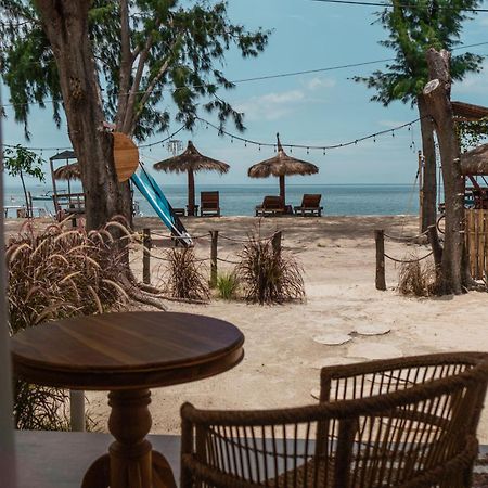 Sunscape Villa - Beachfront And Private Pool 길리 아이르 외부 사진