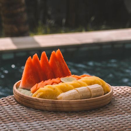 Sunscape Villa - Beachfront And Private Pool 길리 아이르 외부 사진