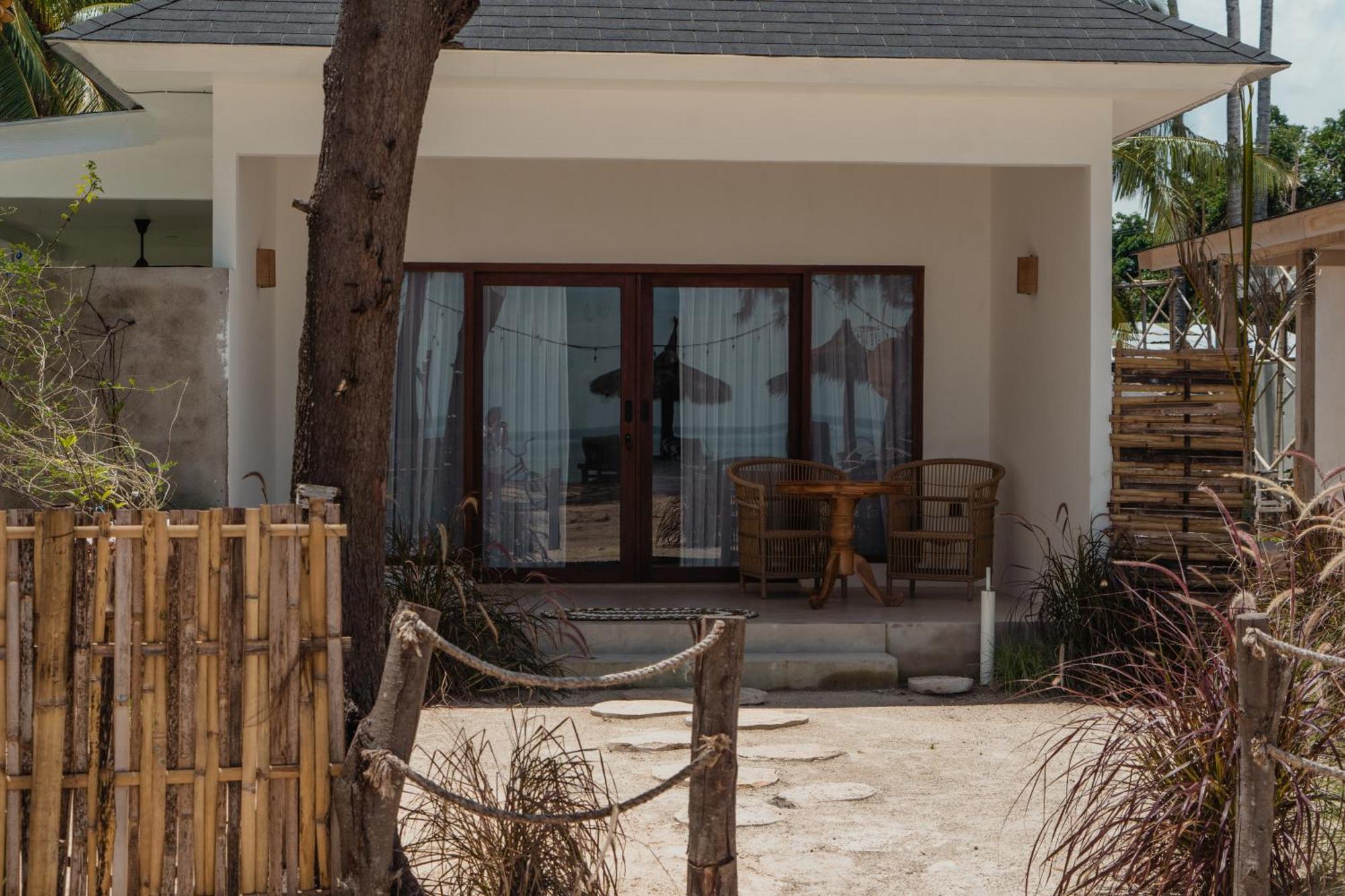 Sunscape Villa - Beachfront And Private Pool 길리 아이르 외부 사진
