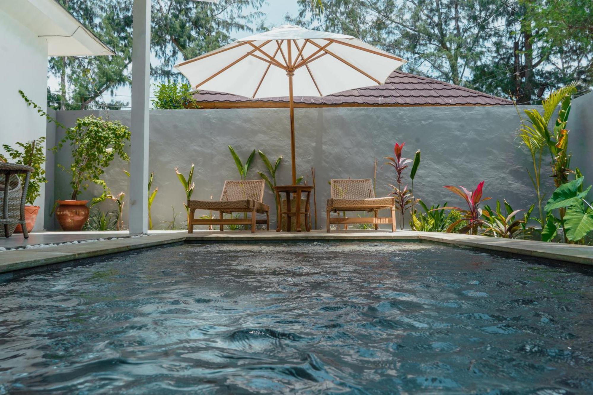 Sunscape Villa - Beachfront And Private Pool 길리 아이르 외부 사진