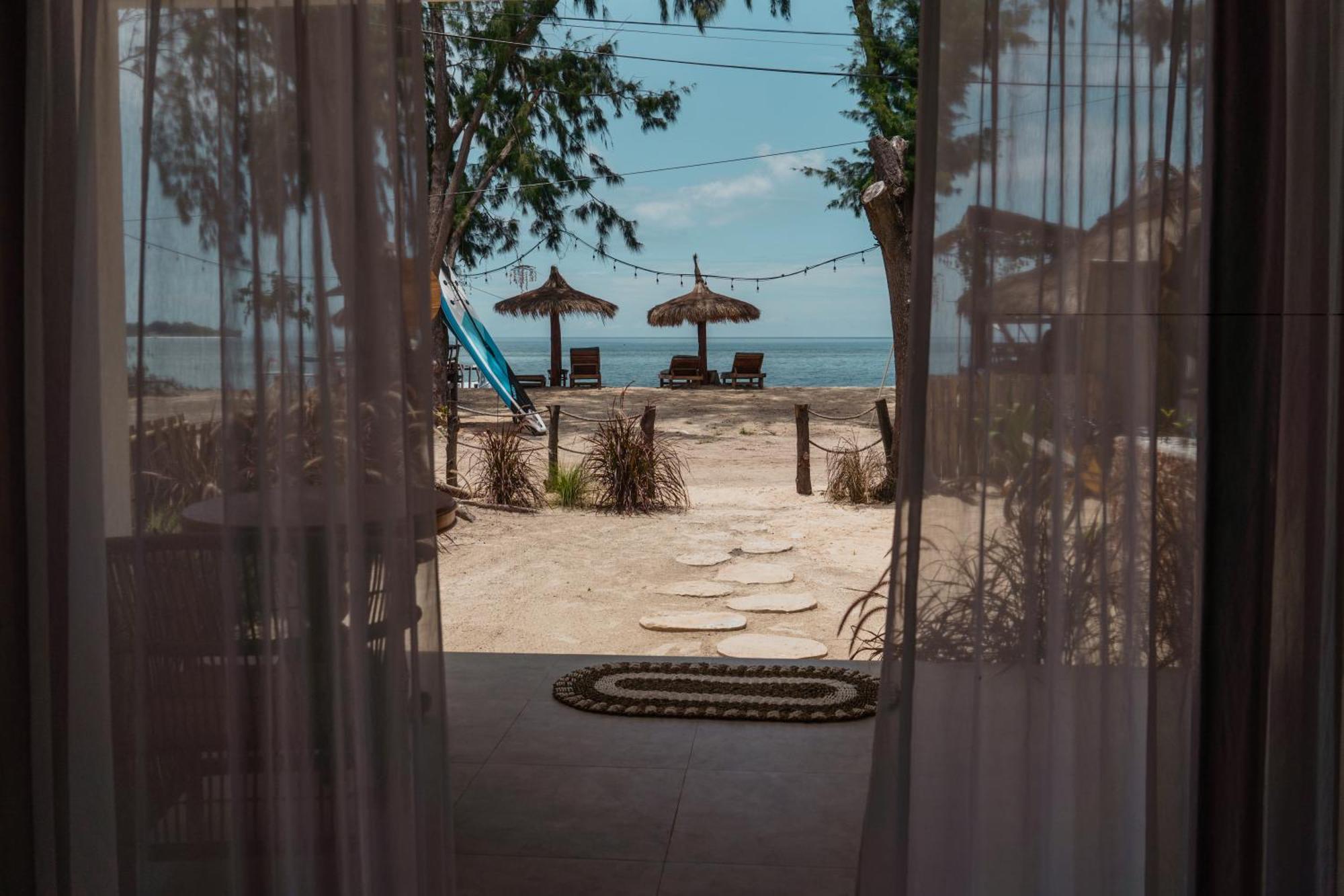 Sunscape Villa - Beachfront And Private Pool 길리 아이르 외부 사진