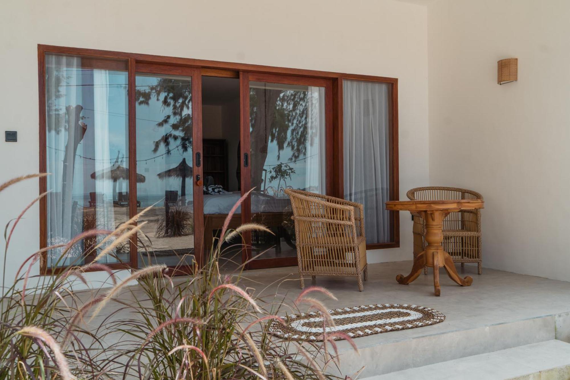 Sunscape Villa - Beachfront And Private Pool 길리 아이르 외부 사진